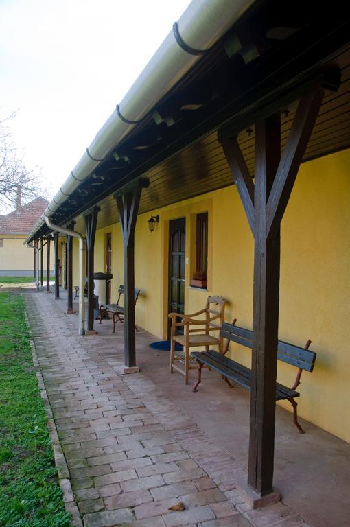 Antiklak Hotel Doboz Exterior foto